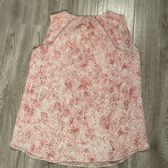 White with red-blush design pattern sleeveless blouse - Picture 3 of 3